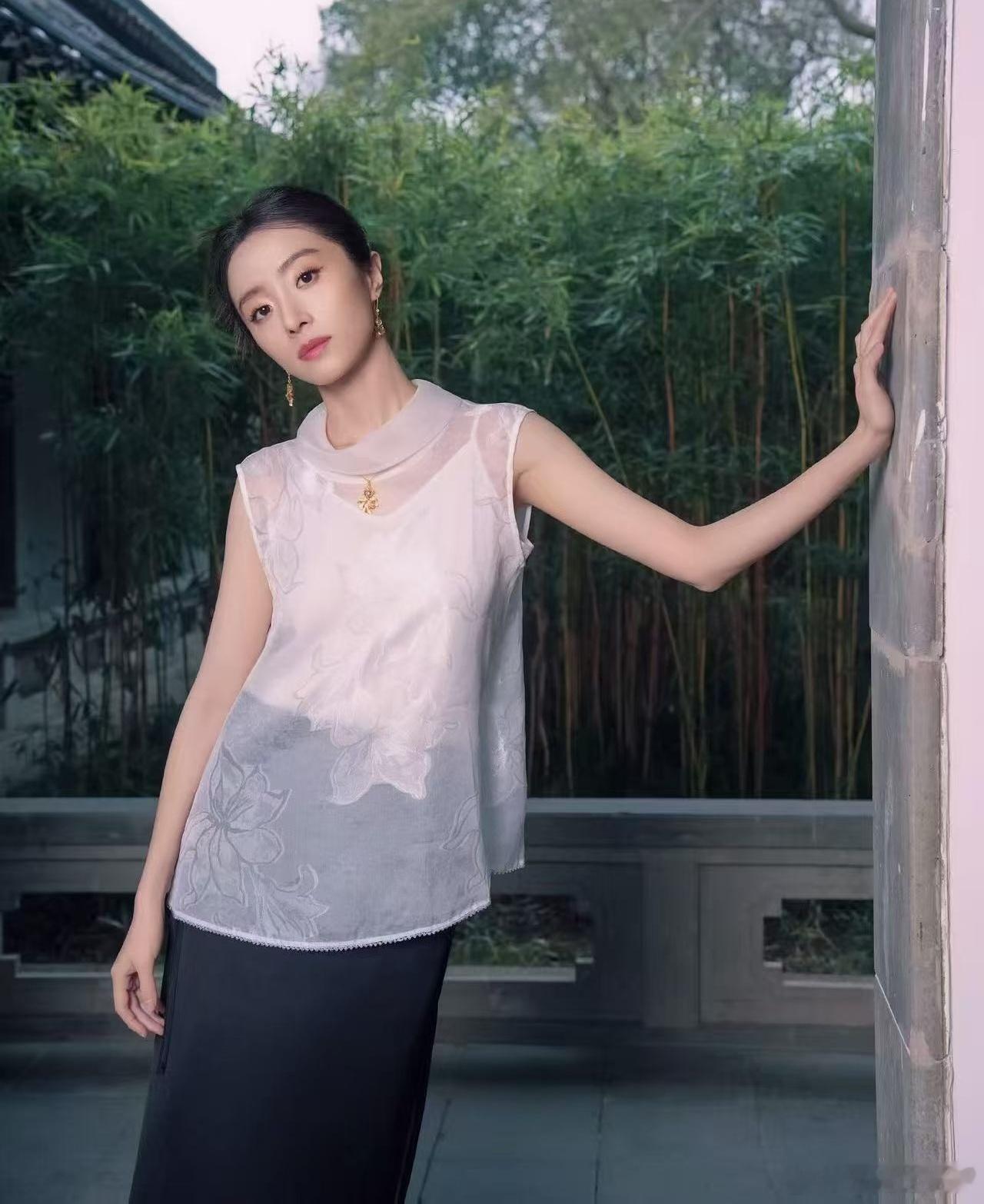 胡冰卿新中式穿搭，清雅淡蓝晕染江南温婉，古韵与质感相融。胡冰卿