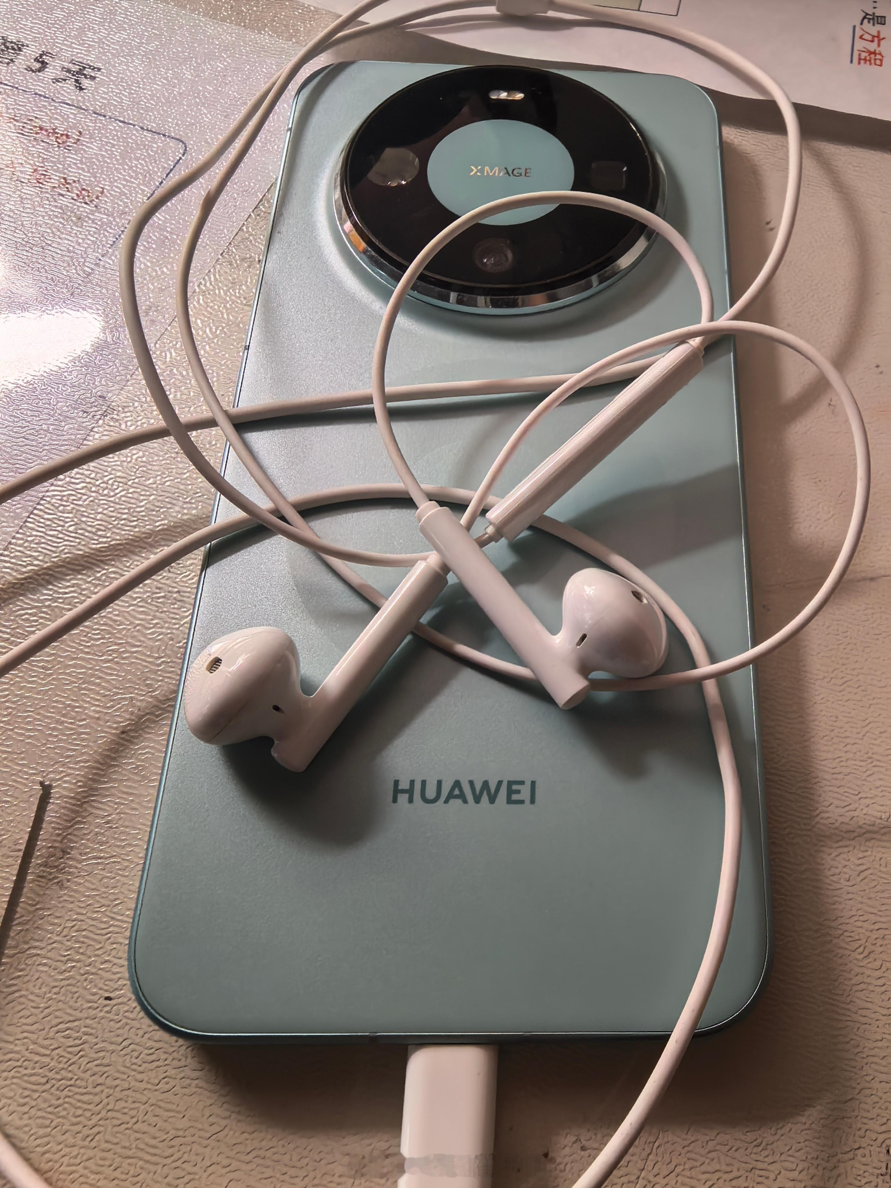 到底是谁取消有线耳机的 出差不知道丢了多少个无线耳机，背包里永远放着一副有线耳机