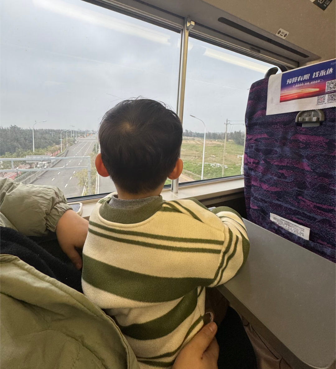 儿童火车票有新规定了啧，还真没了解过，儿童不买票做哪里啊？有座吗？ ​​​