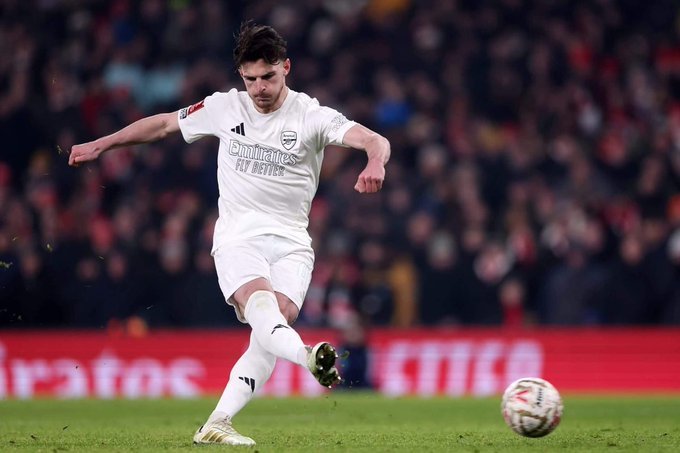 gunnerblog消息，🔴⚪️阿森纳将在足总杯第三轮比赛中身穿红白球衣，这是