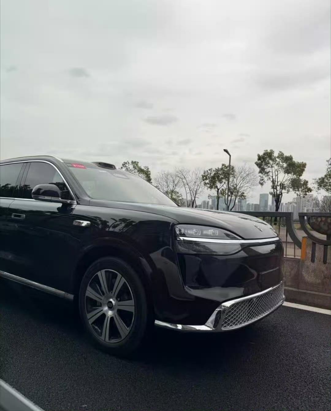 镀铬的应用还是非常适合这种大车的新出现的前固态激光雷达也能比较清晰的看到就是em