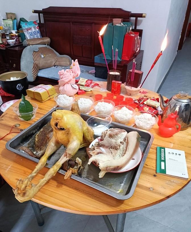 哎，你别光盯着桌子瞅啊，旁边那楼梯和卫生间注意到了没？

这设计吧，总觉得哪里不