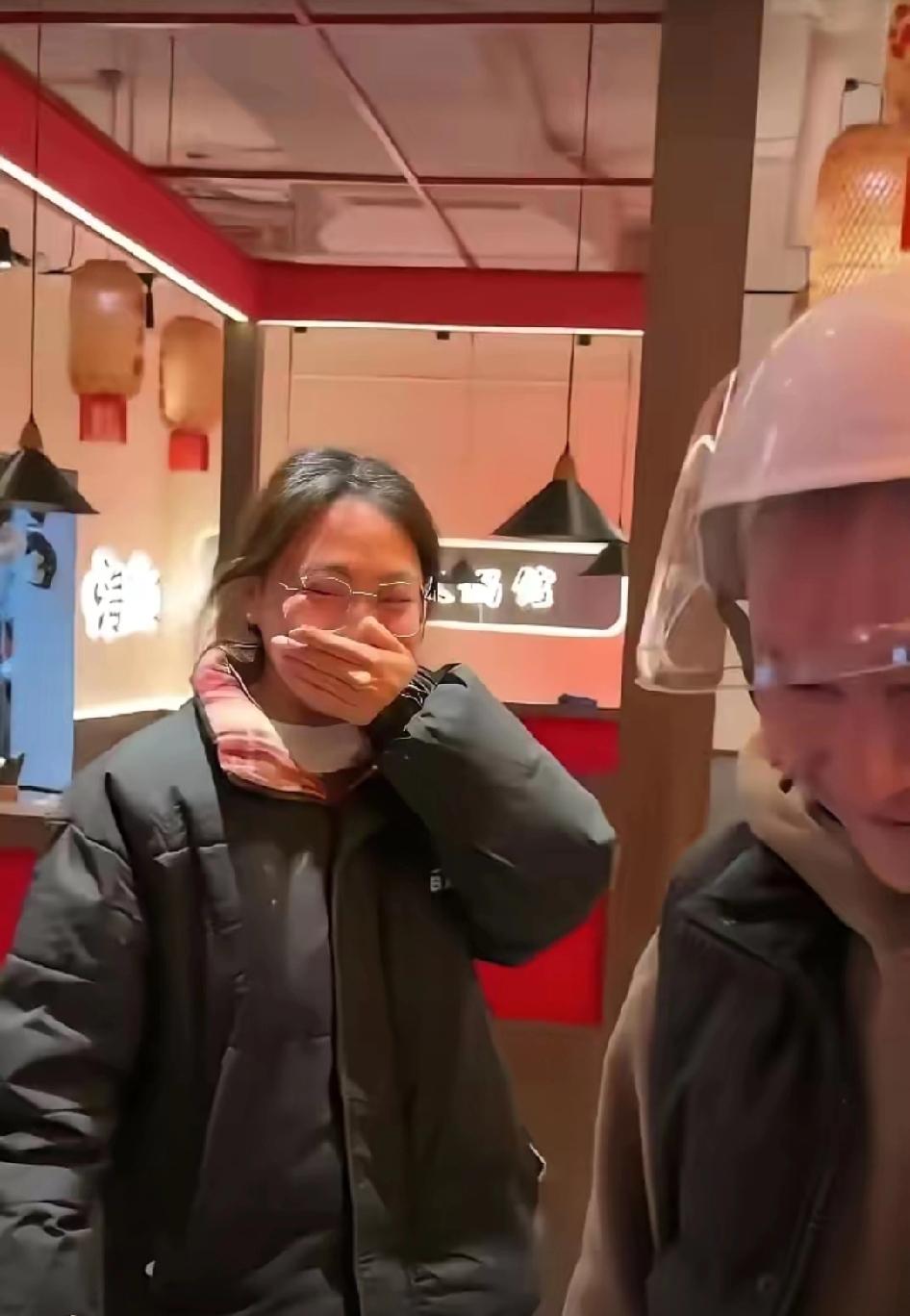 四川一女孩下班时发现电动车电瓶被偷，委屈地发了条朋友圈：“这人怪好的，把车架子还