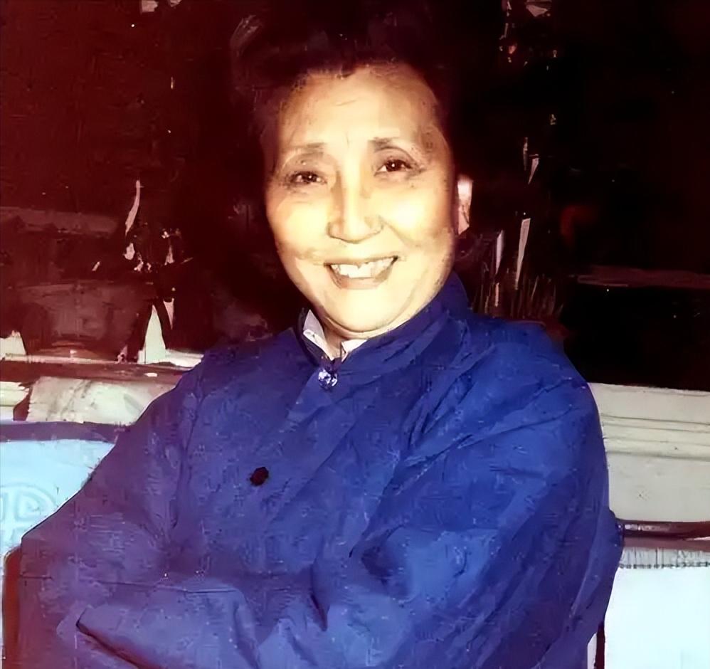 2012年，蒋英在北京逝世，葬礼十分隆重，她的遗体上覆盖着鲜红的党旗，可是，却有