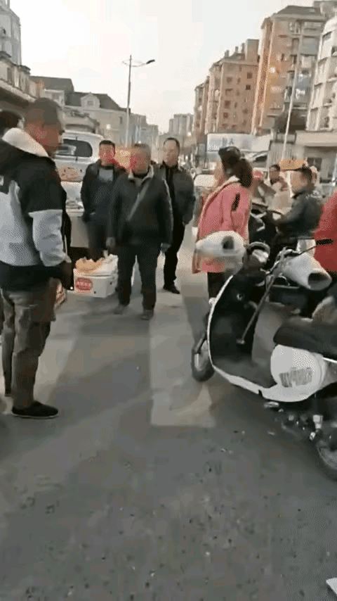 女的要是抬腿一脚那就真是女侠了