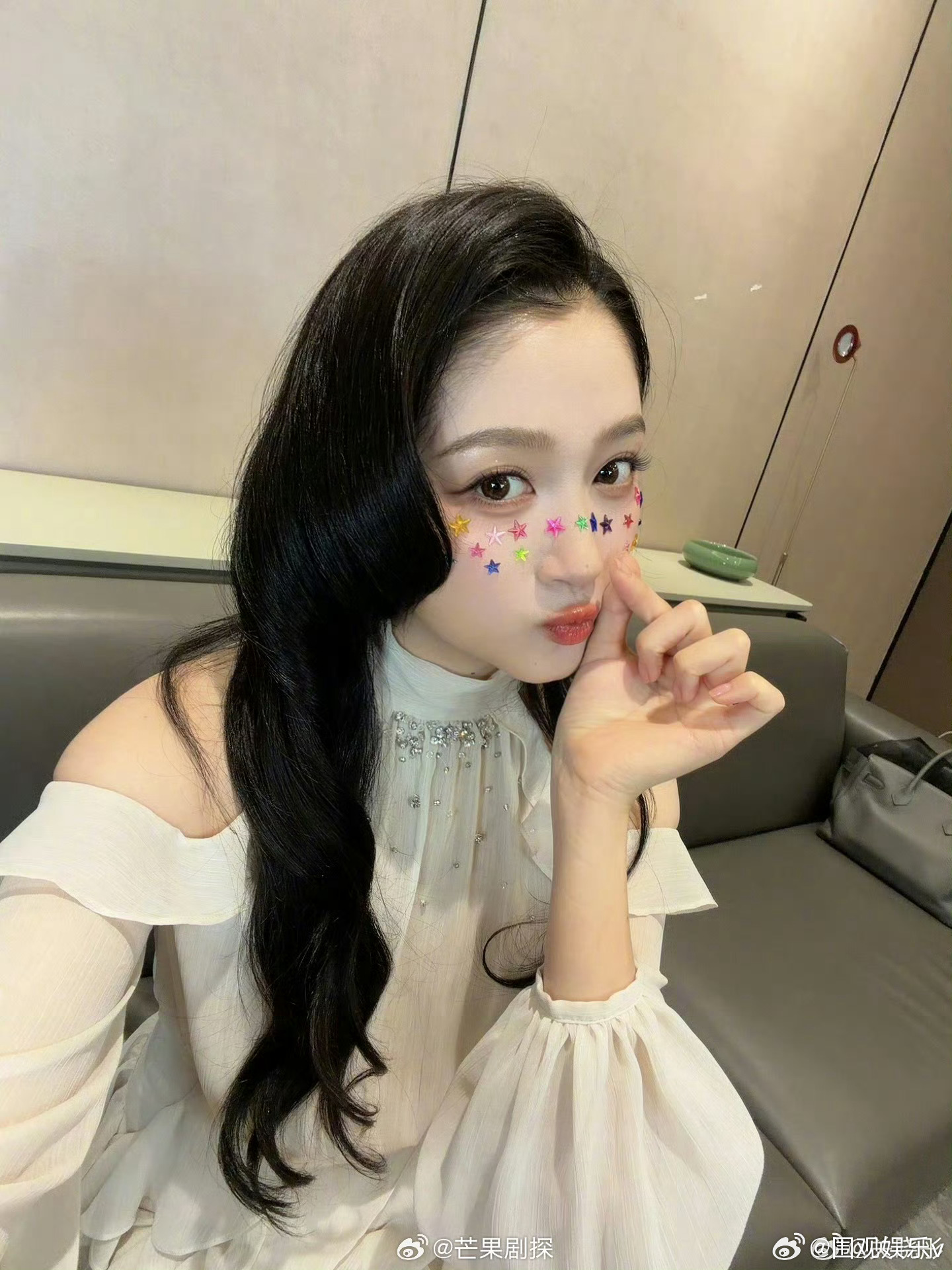 关晓彤星星贴面关晓彤星星贴腮红 还是那个可爱伶俐的国民闺女 