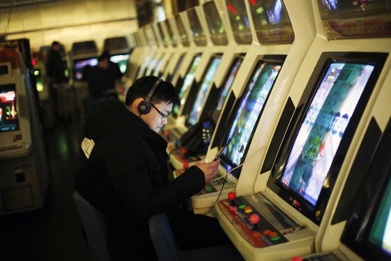 近日，吉林一位初中男孩，突然给父亲转了两千多块。父亲一问，竟是卖了自己的游戏机。