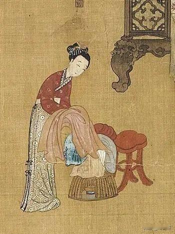 在古代的冬季时，明明地窖的温度高，可穷人为什么宁愿冻死，也不挖地御寒？
 
到了