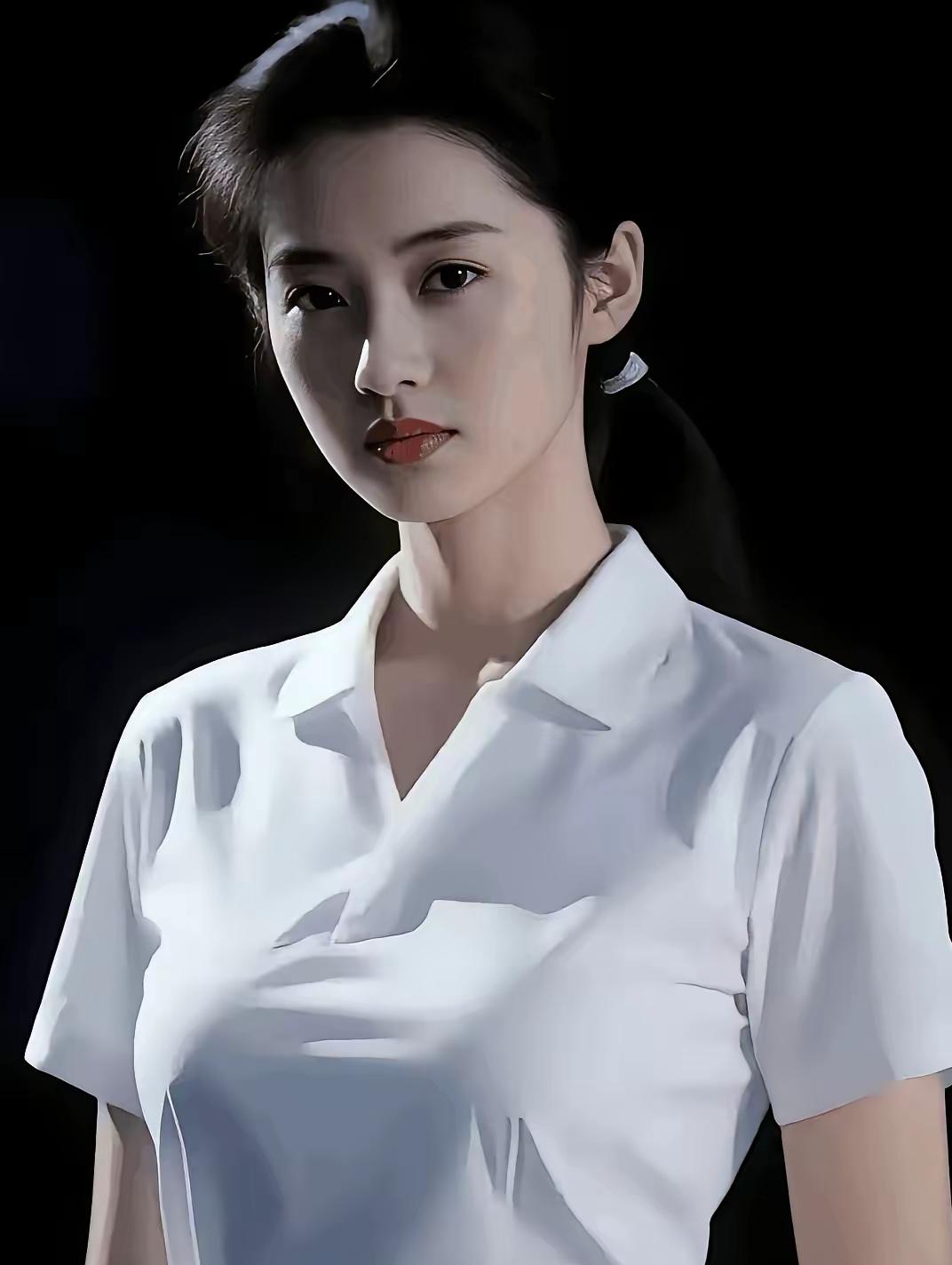 一辈子惊艳时光的老牌女神！清水出芙蓉，天生肤白貌美。不少人评价，巅峰时期颜值胜过