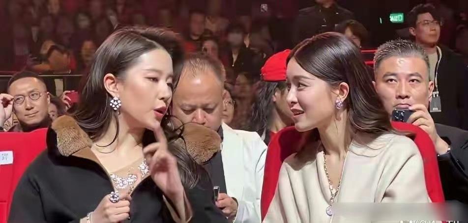 文咏珊真是肉眼可见很喜欢刘亦菲，整场活动下来她都是侧身看着刘亦菲，和刘亦菲热聊个