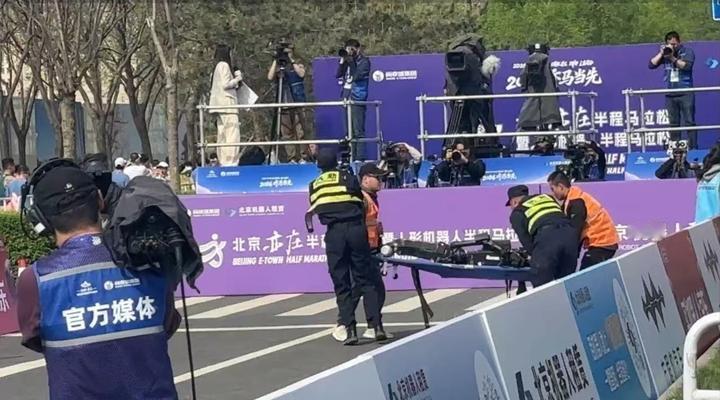 4月19日，2026北京亦庄人形机器人半程马拉松终点，备受关注的宇树H1机器人在