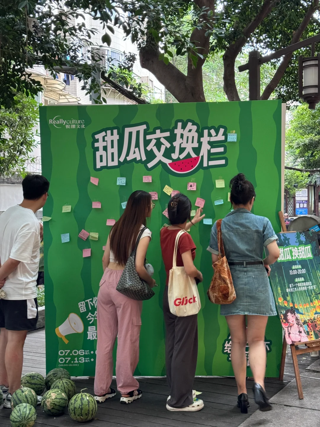 玉林路的跳蚤市场已经潮出天际了。。。。