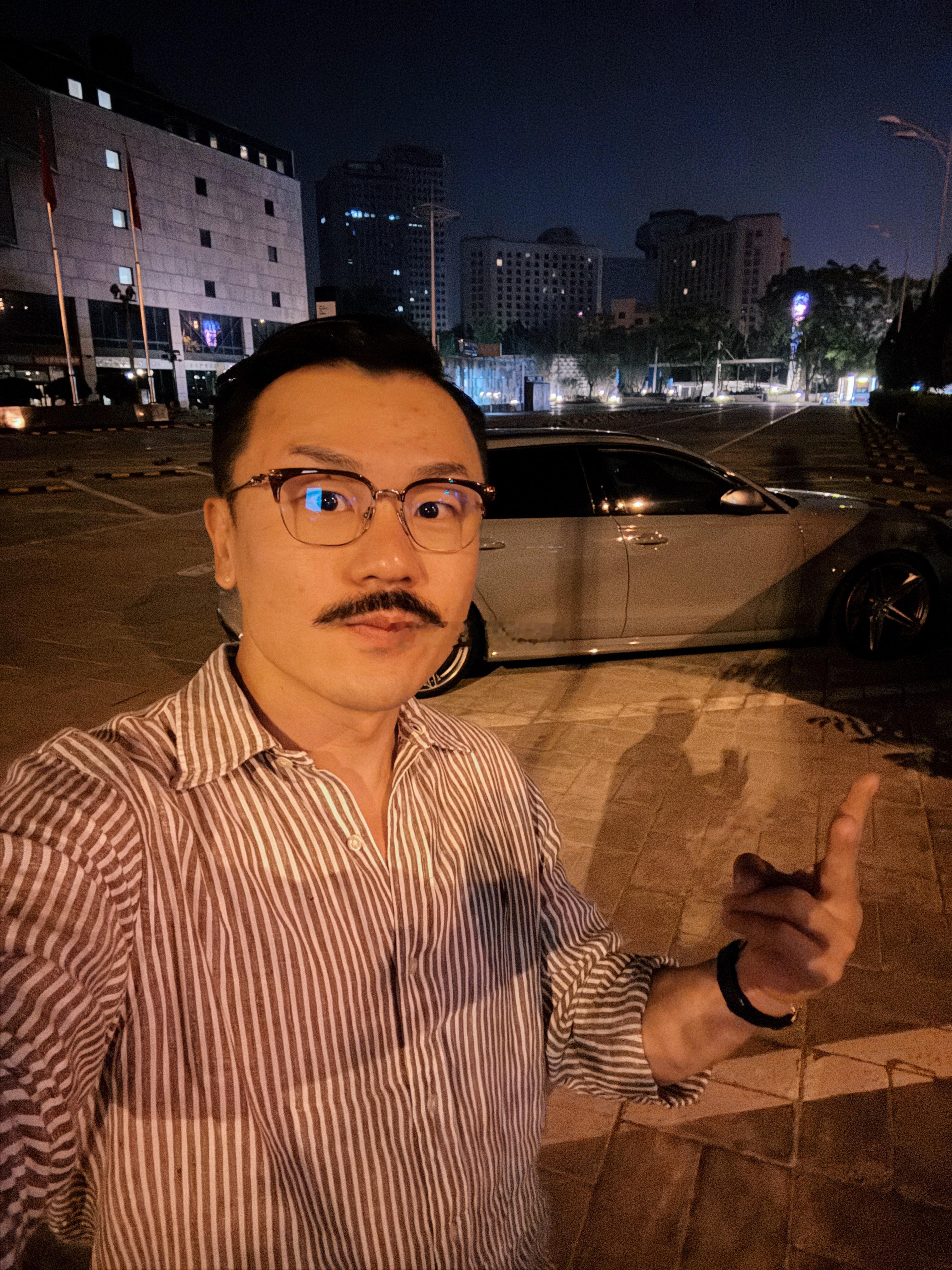 拍摄结束啦，路边缓会儿回家睡觉✌️梦想家ALI ​​​