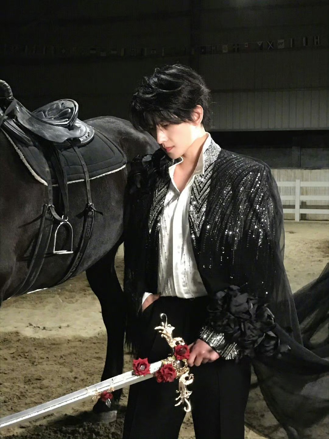 杨洋为了升金V发博 御猫展昭要来了诶～杨洋这张黑衣执剑照就是雨霖铃展昭的现实版预