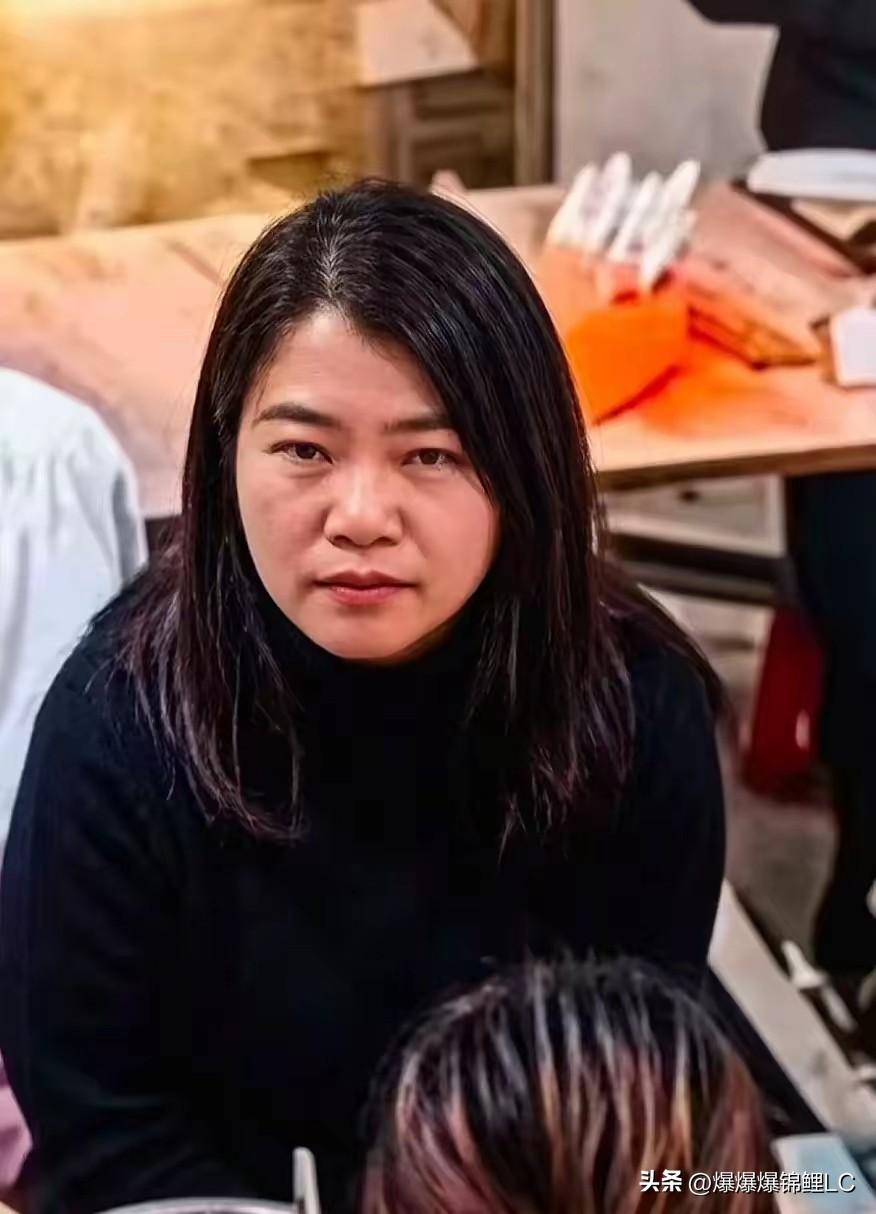 看那个泼汤女急吼吼地道歉，真别以为她是良心发现。

这就是单纯被网友给人肉怕了，