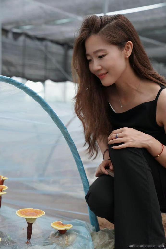 黄轩女友晒照真的很美啊 不是那种千篇一律的美[舔屏]高智感！！！黄轩你小子好福气