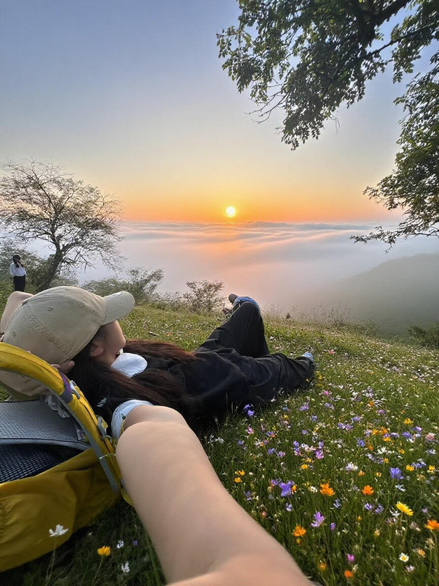 把自己还给山野久违地踏入山里⛰️，听着风穿过树林的沙沙声，整个人瞬间就松弛了下来