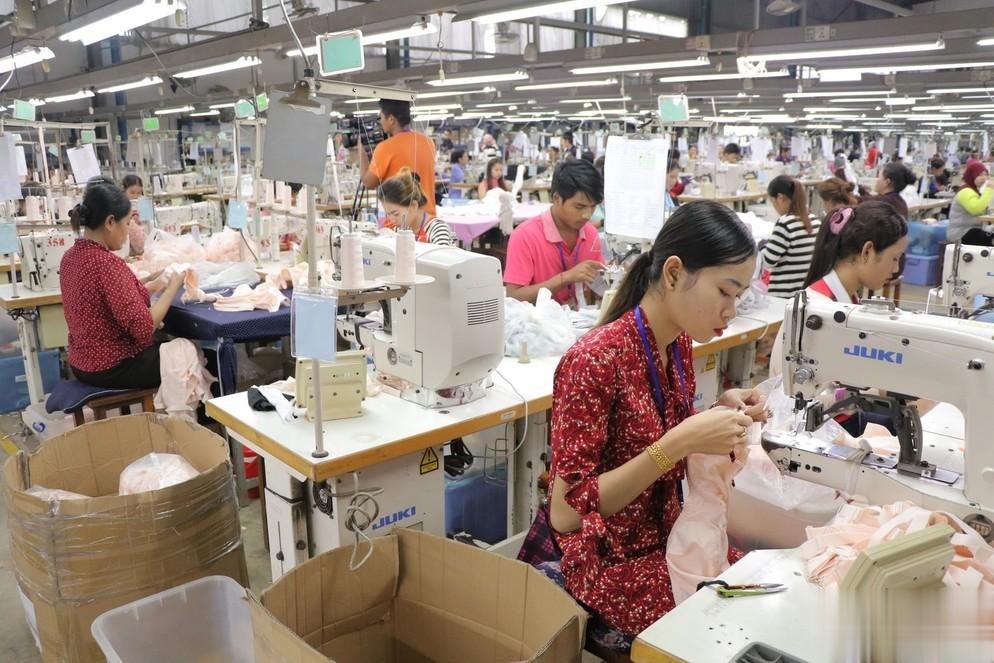 【出口不增反降，柬埔寨2个月内40家服装厂停产、2万人被裁】#柬埔寨成衣出口衰退