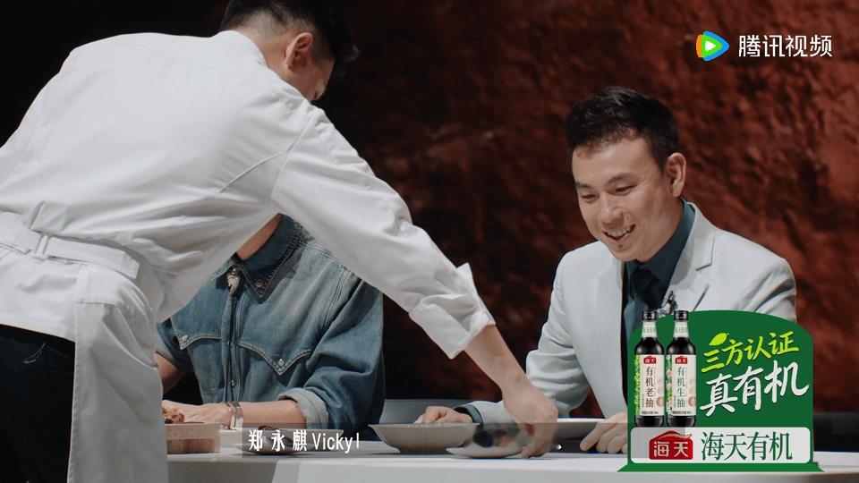 谢霆锋痛失表情管理一饭封神锋哥的表情变化全程高能！从淡定评委到瞳孔地震，就因为那