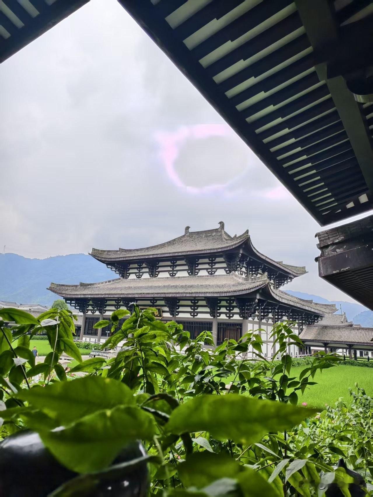 眉山光明寺位于眉山市洪雅县柳江古镇旁，是一座融合了盛唐建筑风格与独特“农禅”文化