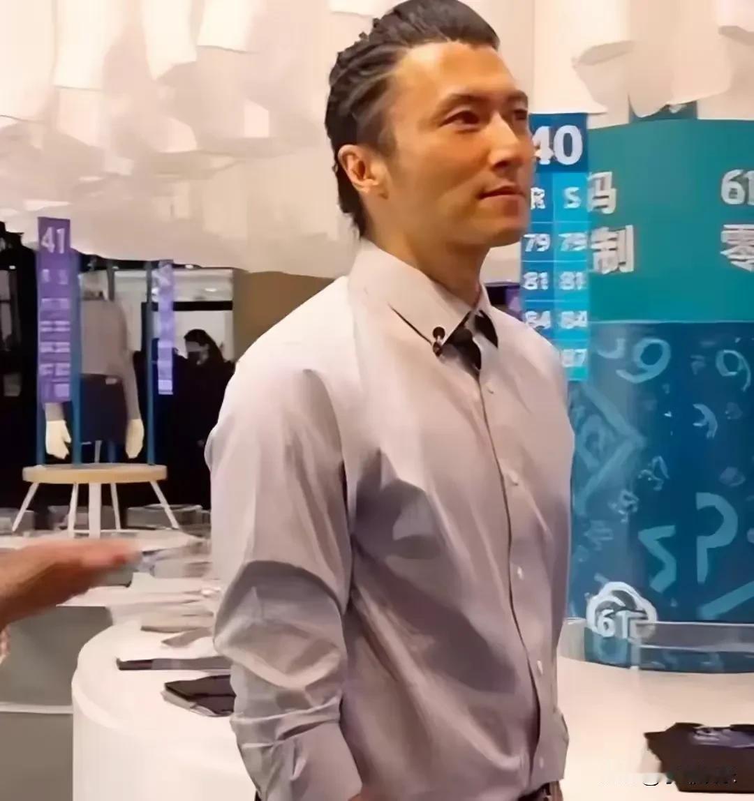 王菲这辈子真的是赚了！有个年轻帅气的谢霆锋爱她爱到骨子里。他们是娱乐圈最招人喜欢