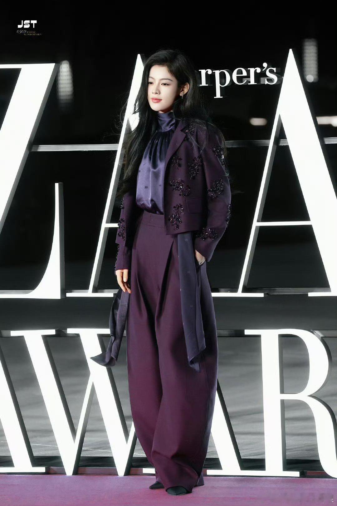 陈丽君亮相时尚芭莎艺术大赏红毯，紫色套装好酷飒。 