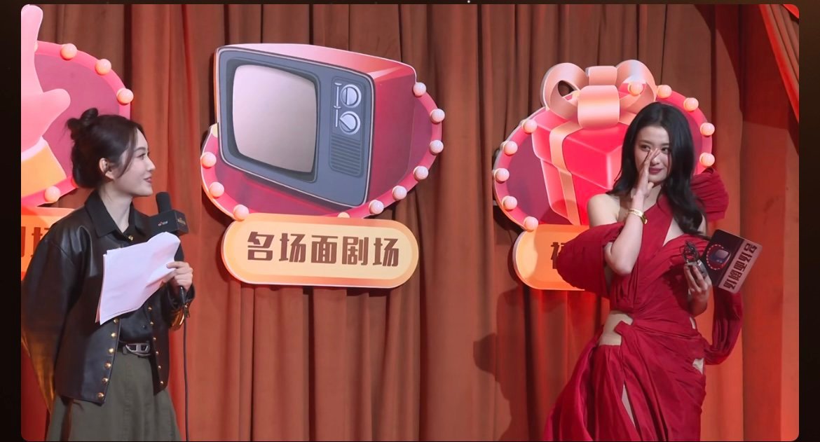 #王楚然模仿向佐摸鼻梁# 王楚然也玩梗哈哈哈哈，主持人让王楚然模仿一个名场面，果