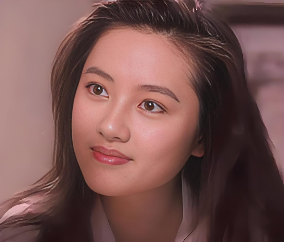 她是港片黄金时代的“人间水蜜桃”，18岁凭《开心鬼》红遍香江。清纯的长相让她成了