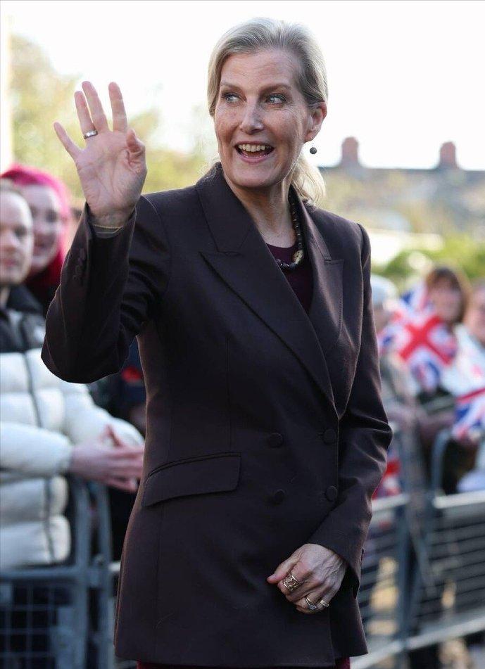 苏菲马不停蹄回到英国参与公务啦[赞]
从热情的非洲归来，苏菲又换回了纯色装扮，