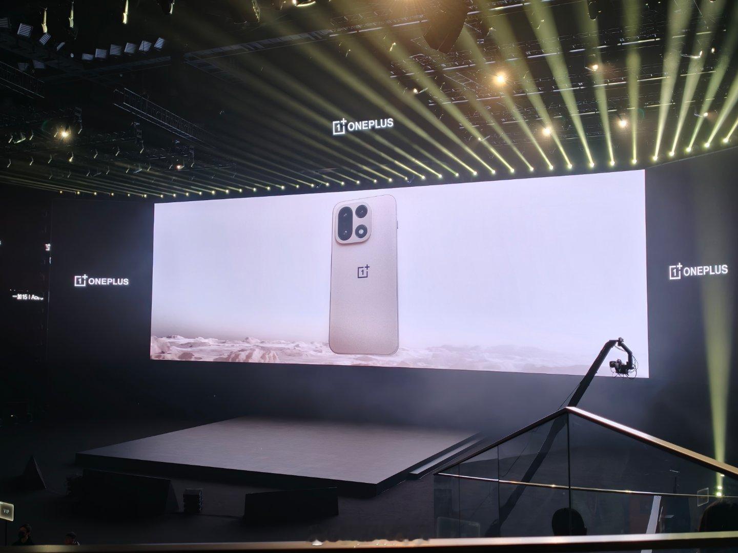 一加双旗舰发布会来啦，两台超猛的手机马上发布，蹲个价格 ​​​