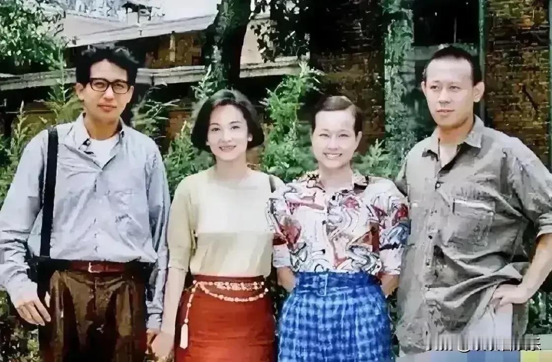 八十年代四个明星同框，认出了穿着朴素的刘晓庆icon，其他三个都面熟，记不得名字