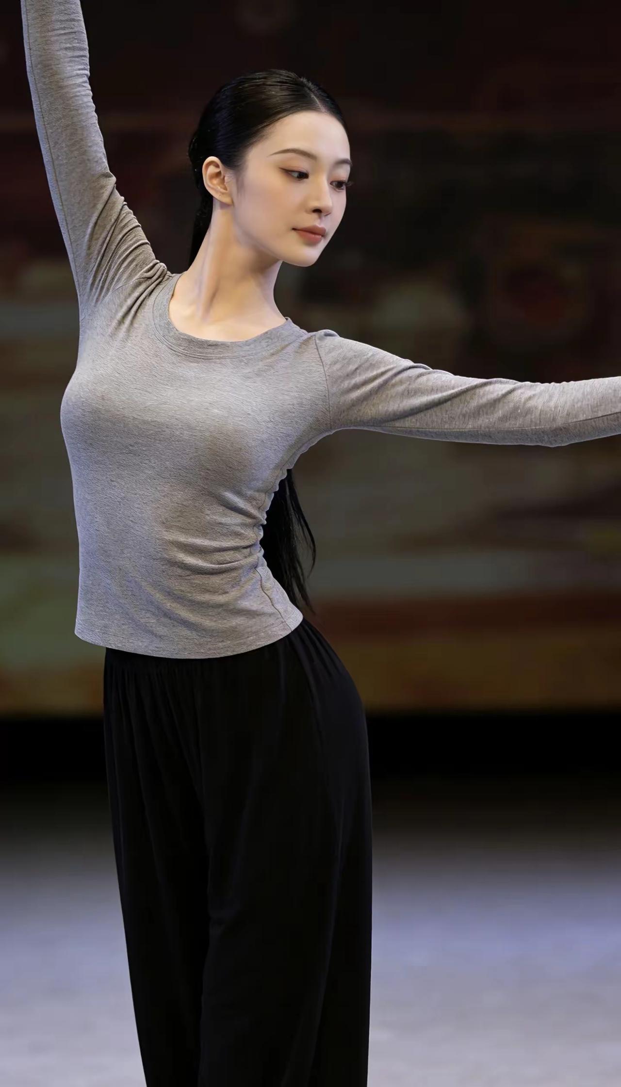 灰衣黑裤气质内敛
曼妙身材曲线玲珑