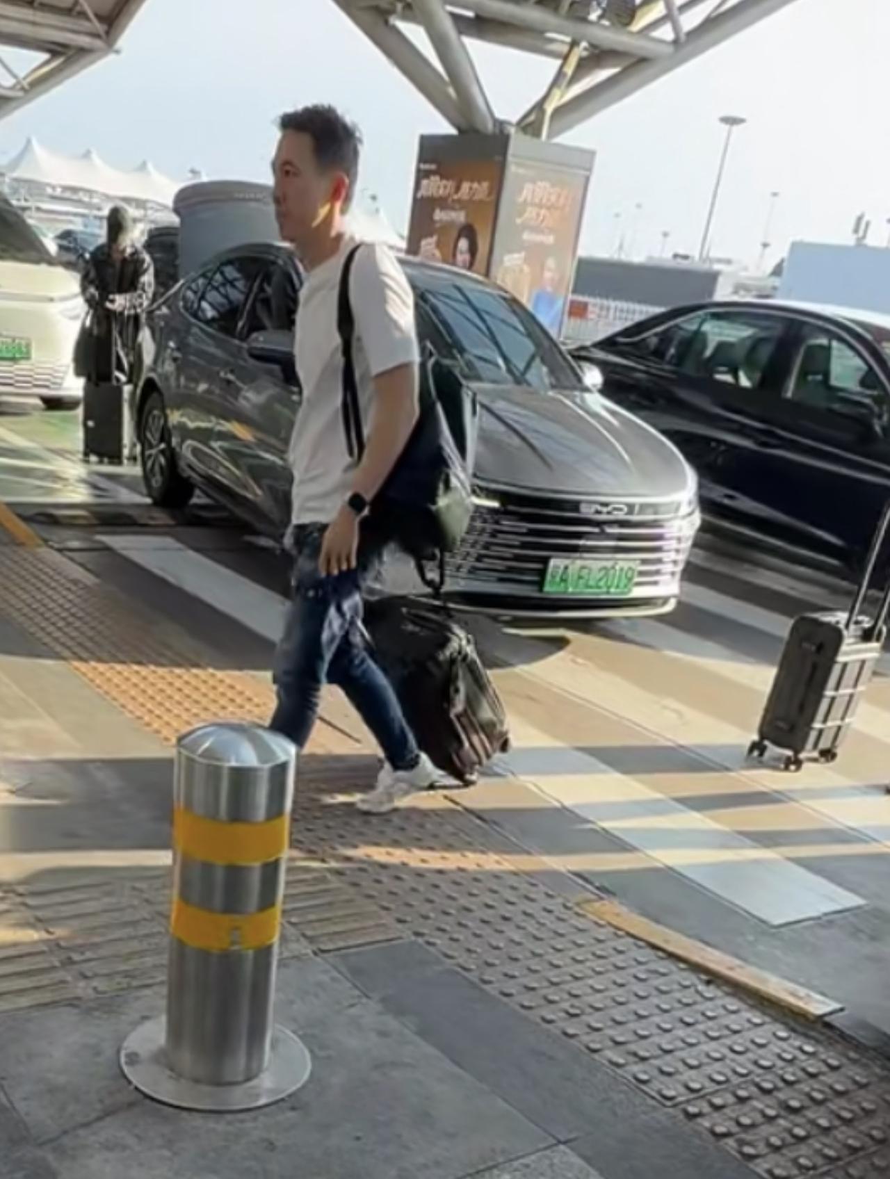小米前高管、雷军最欣赏的男人周受资现身北京机场，拎着行李箱赶飞机，穿着打扮都很朴