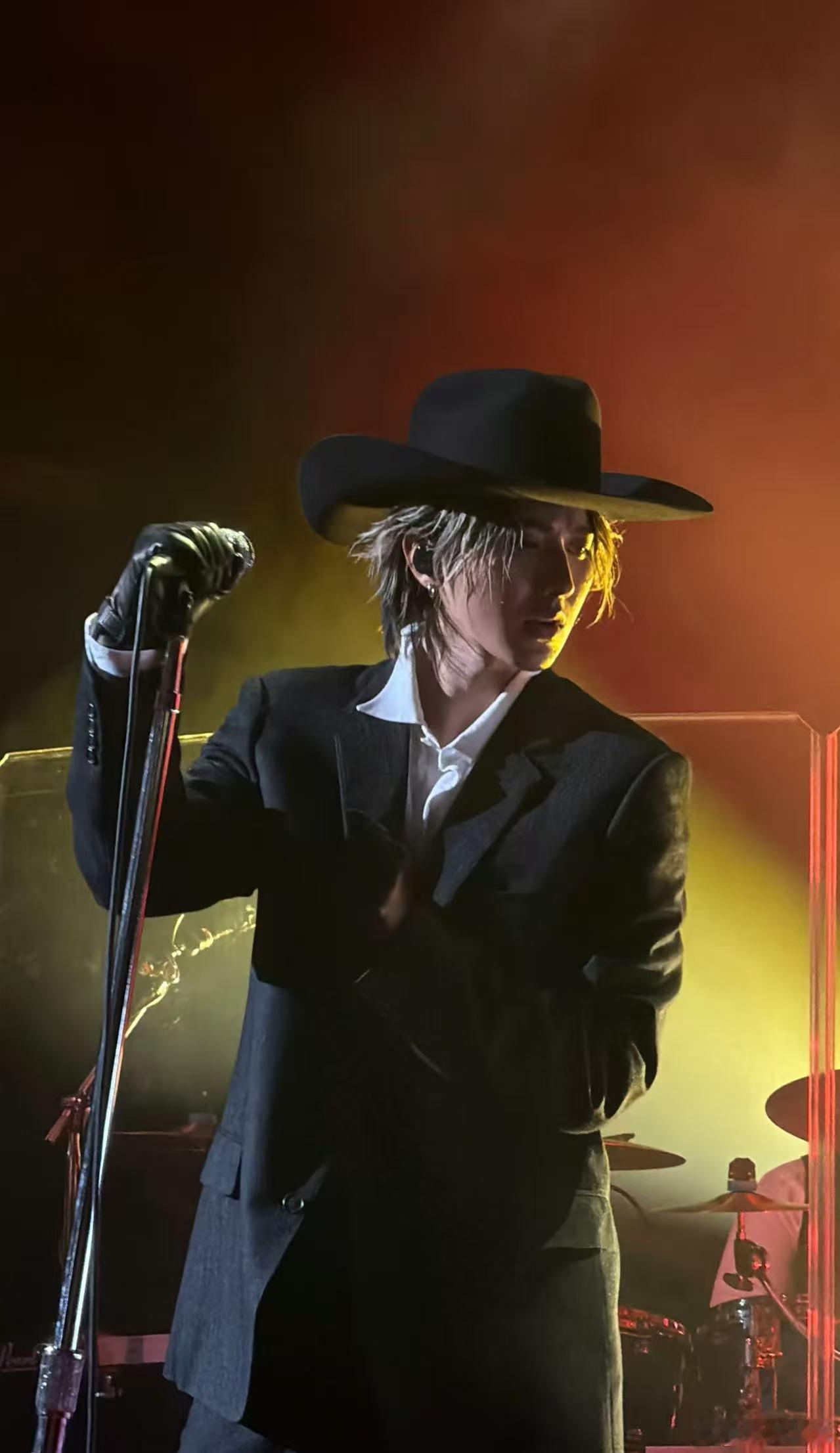 蔡徐坤的衬衫湿透了 谁懂湿身蔡徐坤的杀伤力，一场唱跳下来汗水浸透衬衫，舞台状态依