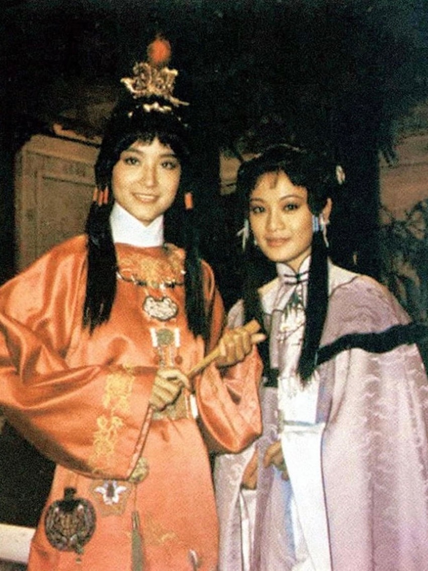 1977年，林青霞扮演的贾宝玉与张艾嘉扮演的林黛玉，在《金玉良缘红楼梦》中的一幅