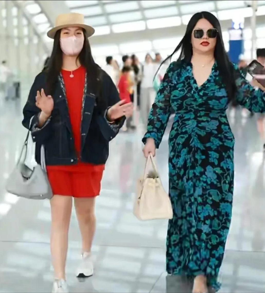 知名主持人李湘，昨天真的太尴尬了！

7月22号晚，带着女儿结束东京3日游，穿着