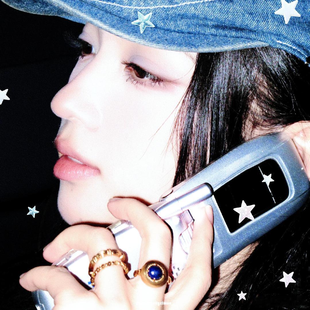 代露娃超燃青春的合唱海报MV 代露娃合唱海报MV每一帧都绝美，花絮里软萌乖巧，唱