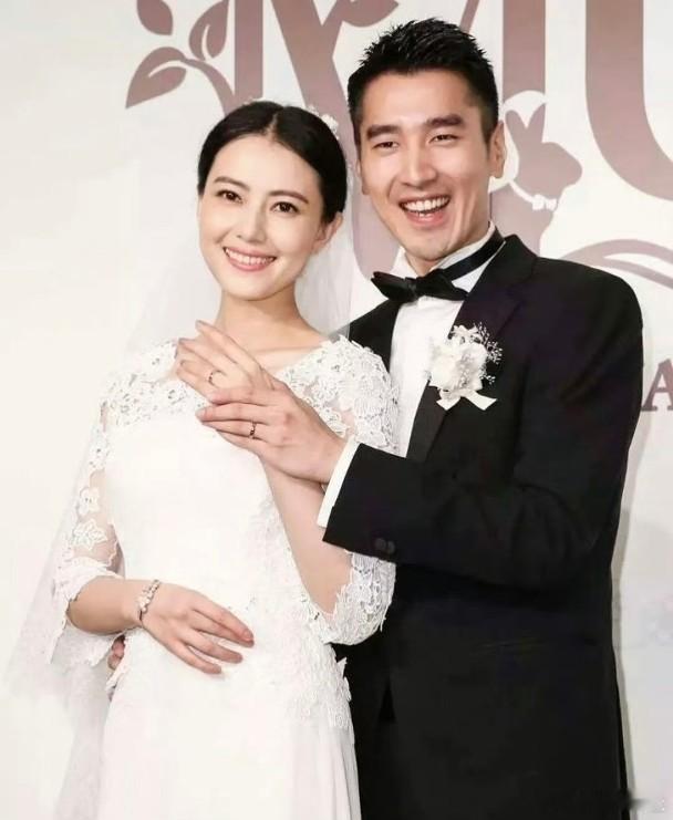 內地女星高圓圓與台灣演員老公趙又廷結婚多年，依然恩愛如昔，近日高圓圓在訪問中談及