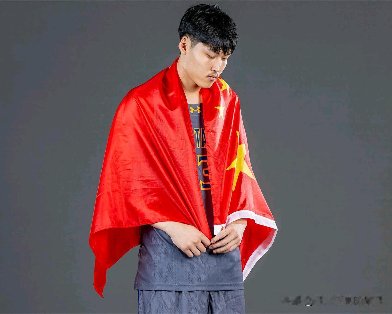 亚裔媒体AMAZN在2023-24年跟拍庞清方，表示虽然高中毕业后发生转折，且到