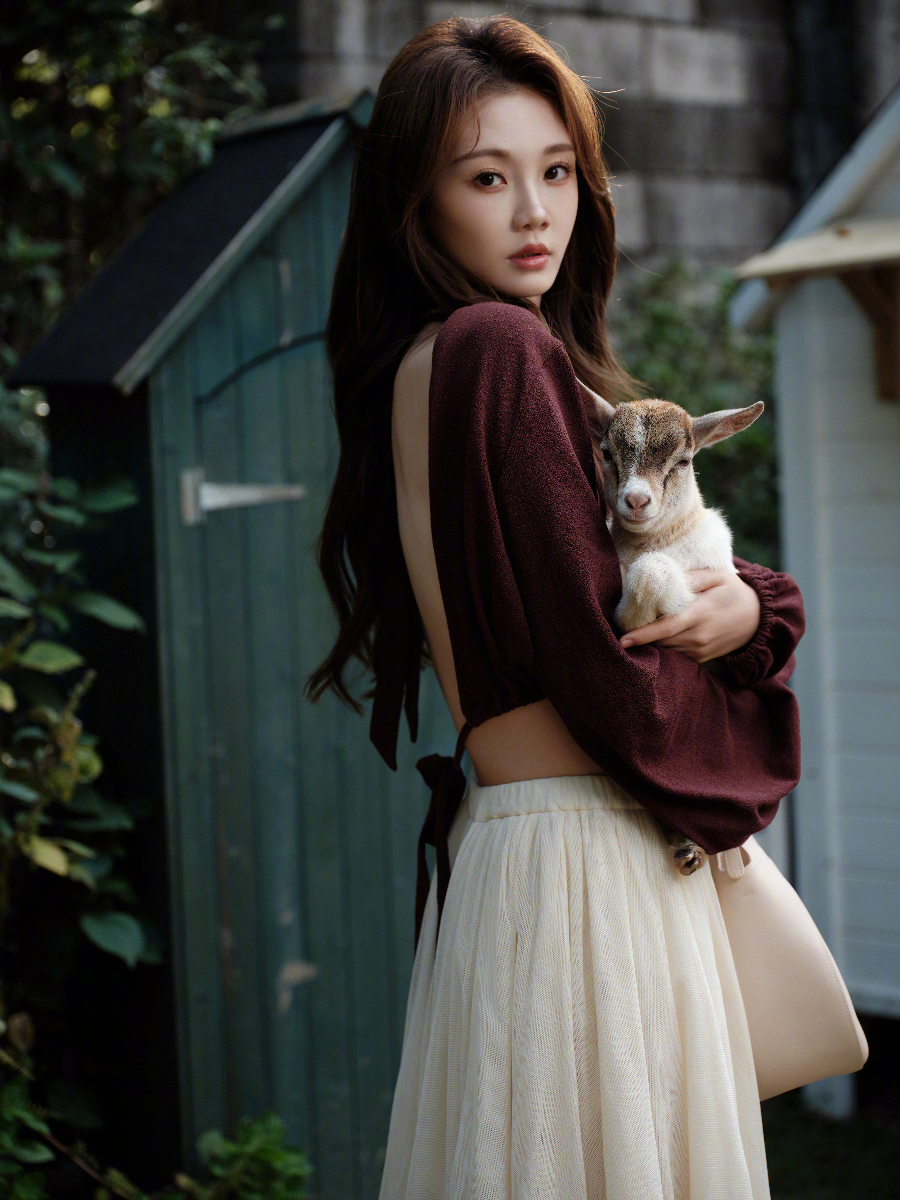 苗苗把秋天藏进了家里 田园之上的时尚范本！的酒红露背装与米白纱裙，在蓝天绿树的背