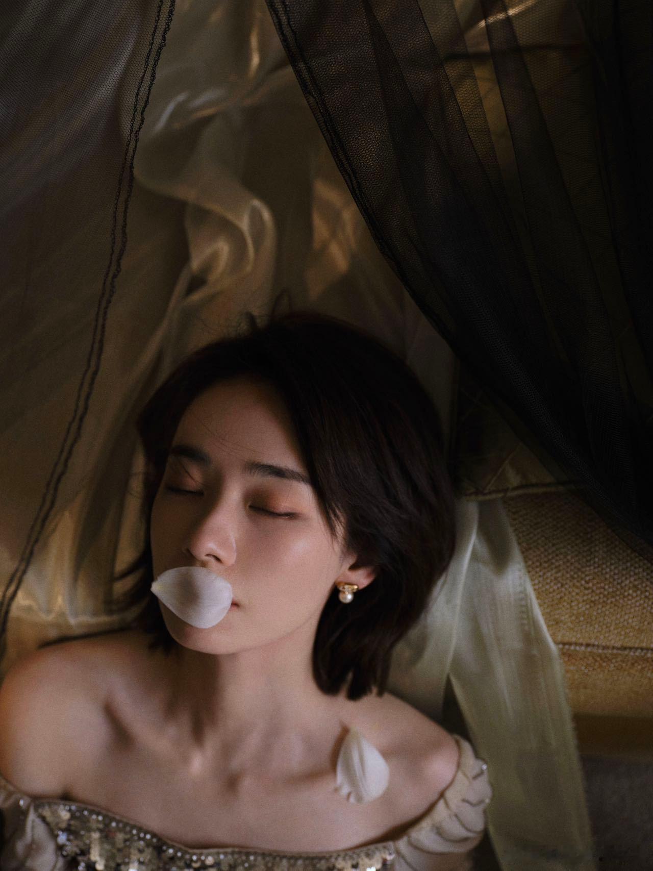 刘雅瑟锁骨可以养花刘雅瑟锁骨连肩北京国际电影节注目未来单元颁奖礼状态封神！自带清