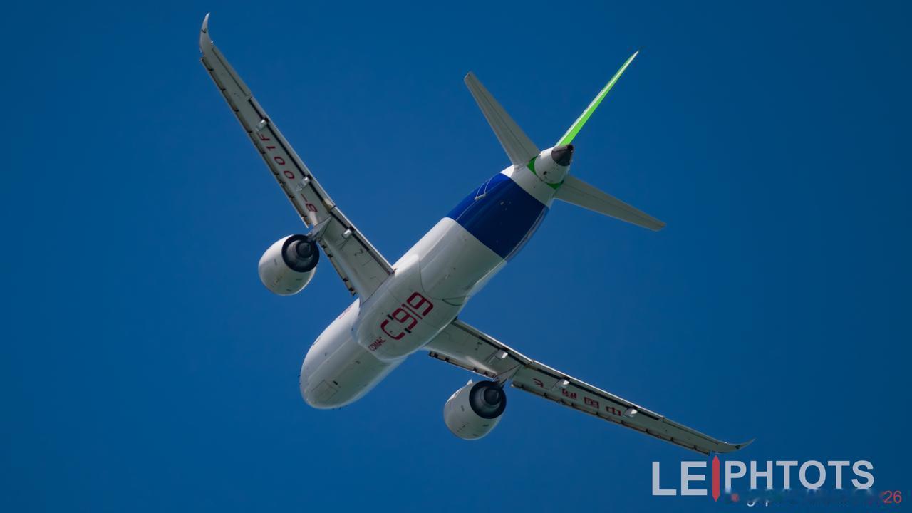 中国商飞的国产大飞机C919，在2026年新加坡航展开幕式上做低空展示飞行。这个