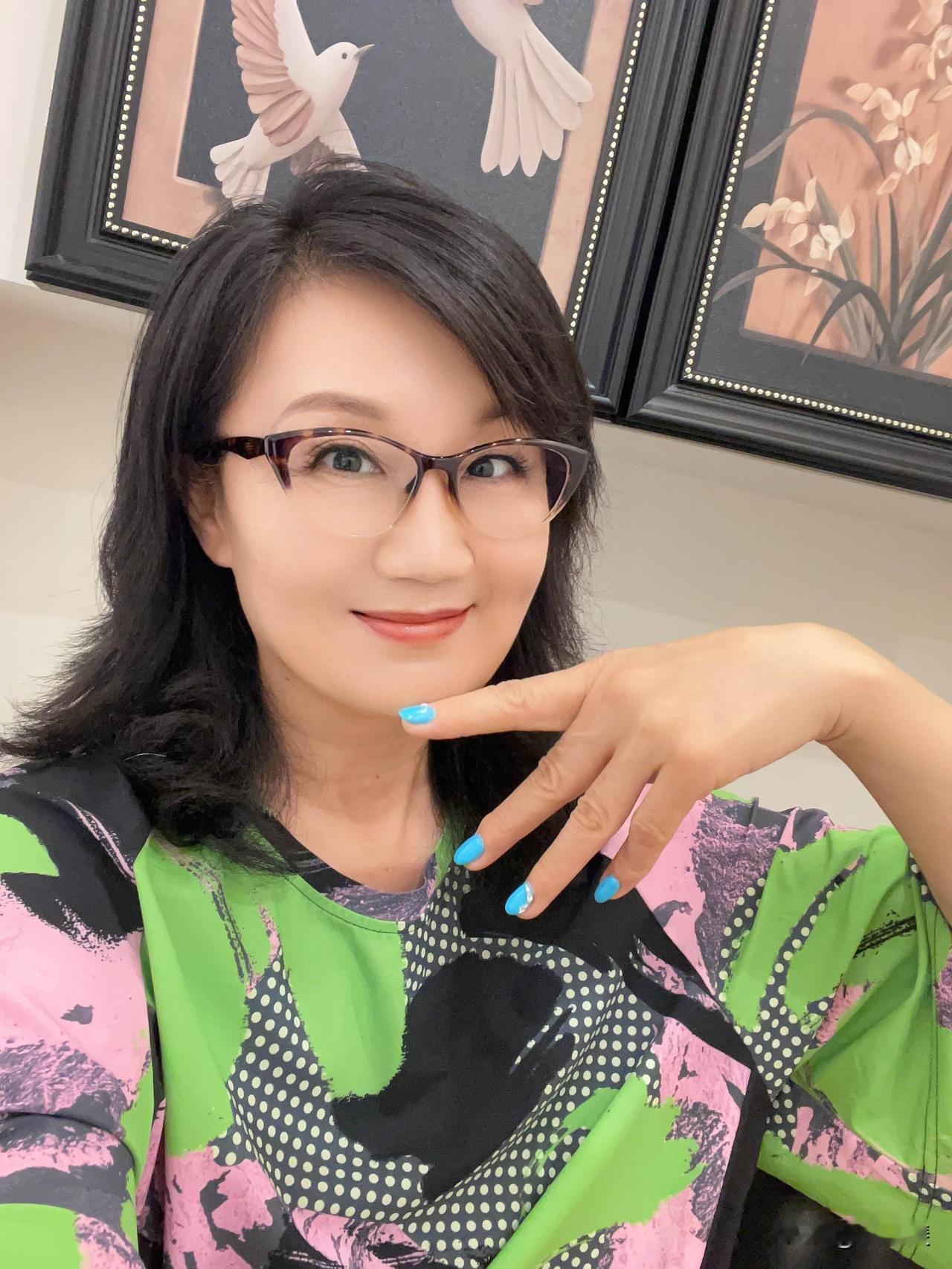 每当我觉得无聊的时候 
最能打发我时间的去处
就在于美甲美睫
自选的美甲色彩与镶