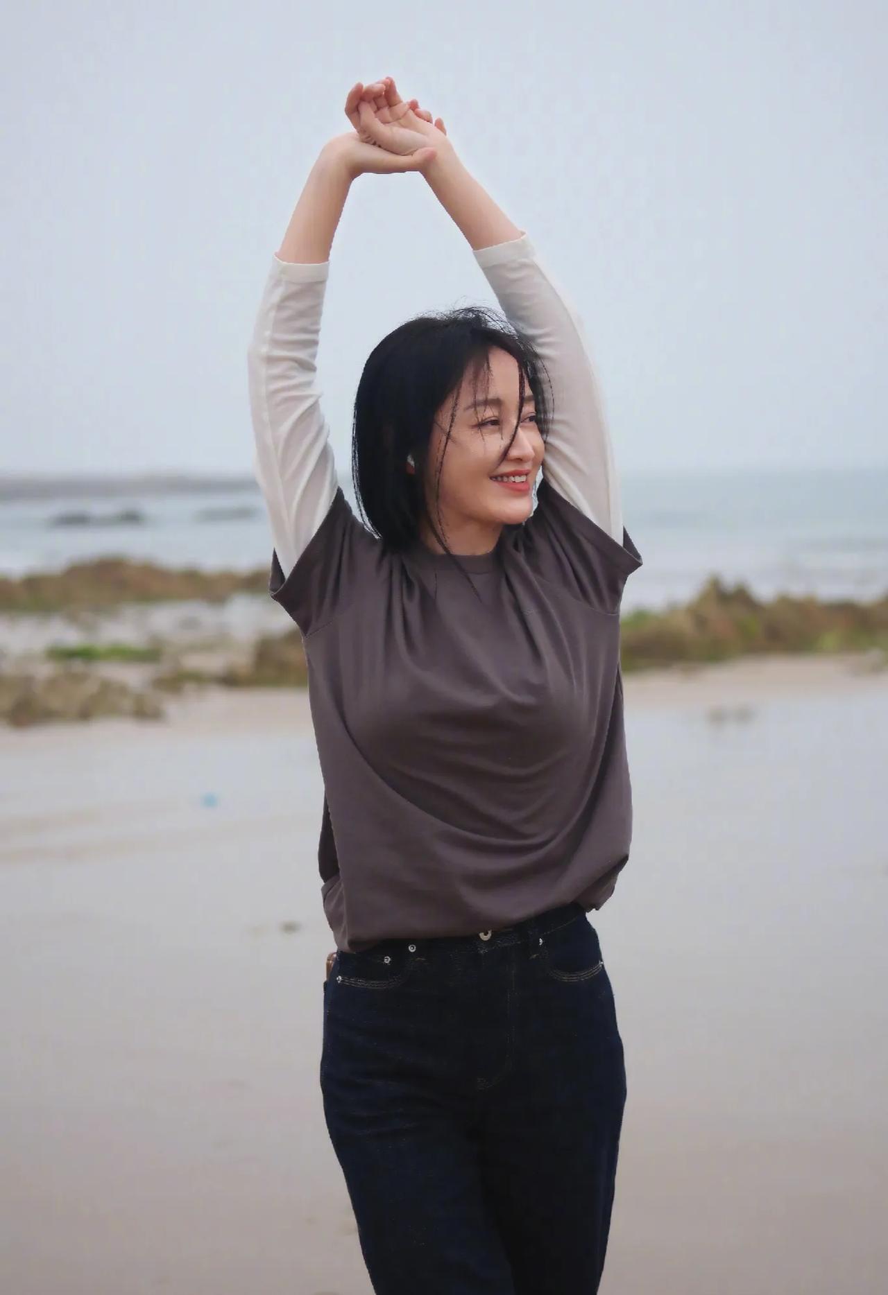 演员赵子琪现身青岛海边，在沙滩上恣意撒欢儿，好开心啊！48岁的她打扮十分休闲减龄