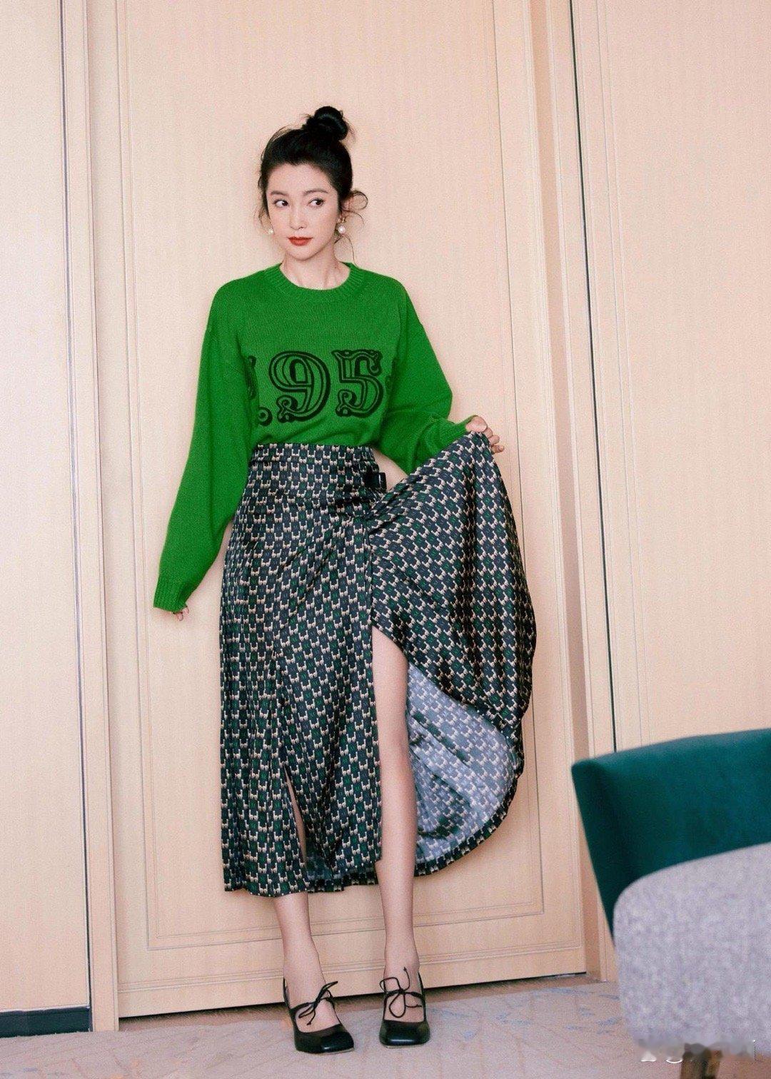 被李冰冰的少女感折服！穿亮色毛衣配半裙，扎丸子头年轻10岁！ 