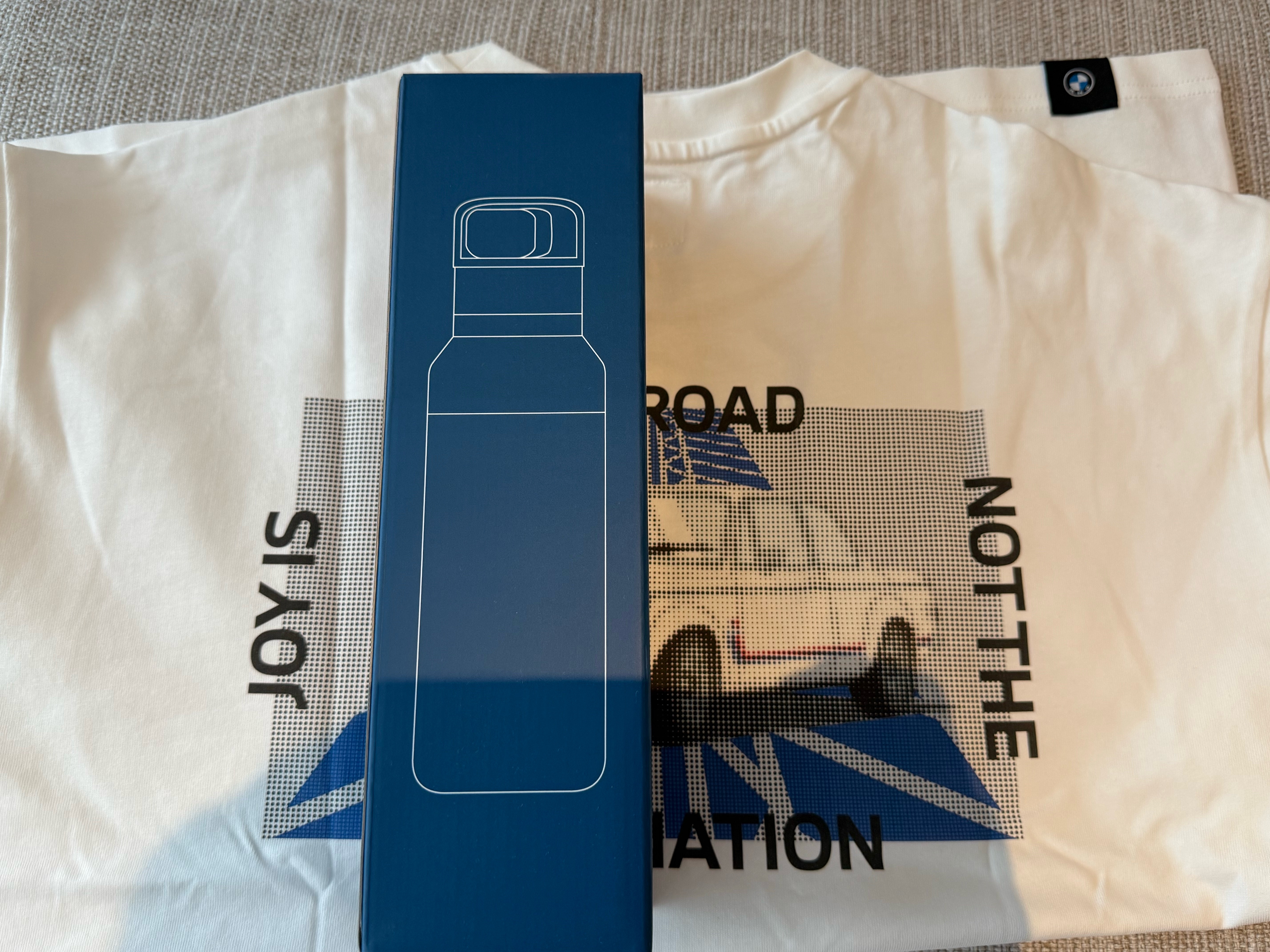 车展收到的宝马衣服➕水杯抽奖送给家人们！    ​​​