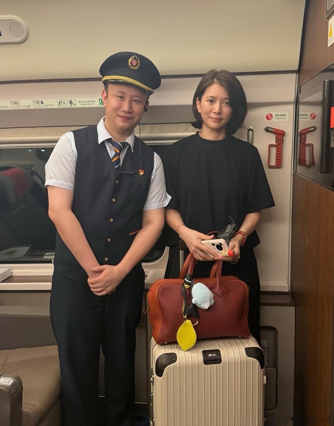 54岁袁咏仪坐高铁被偶遇，她剪了短发，化着淡妆，皮肤真好，身材很苗条，香港人真的