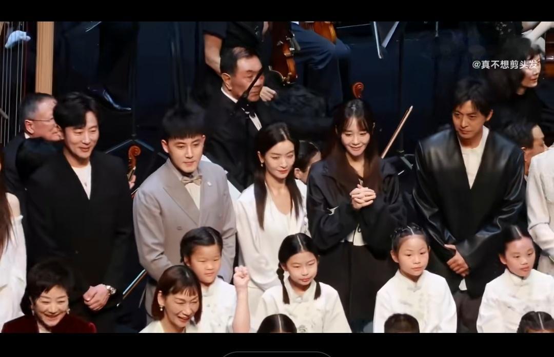 张睿李晟同框 晚睡的孩子有饭吃昂～李晟李佳航夫妇本来站在一起的，李佳航听主持人说