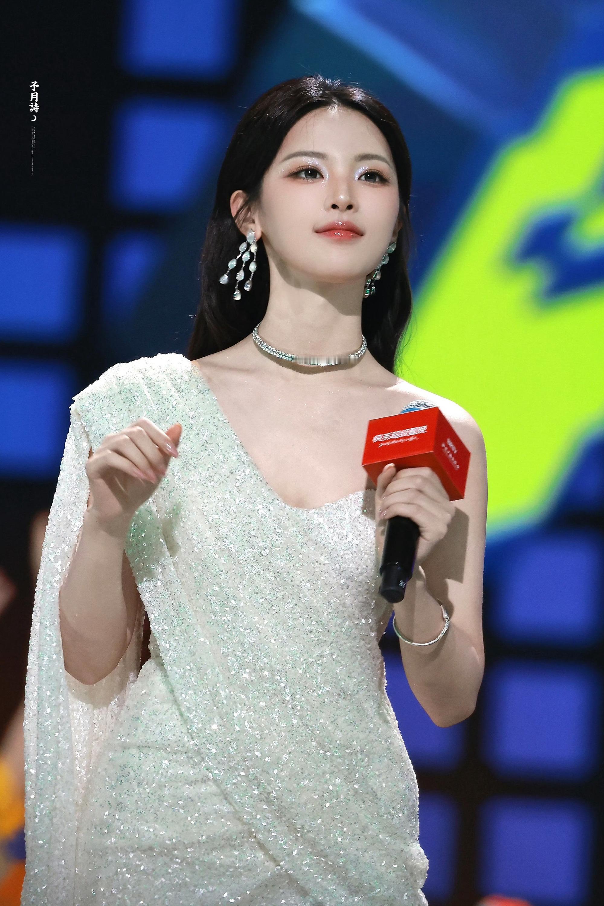杨超越今日亮相快手超级夏晚活动的造型，身着Tony Ward 2026春夏系列，