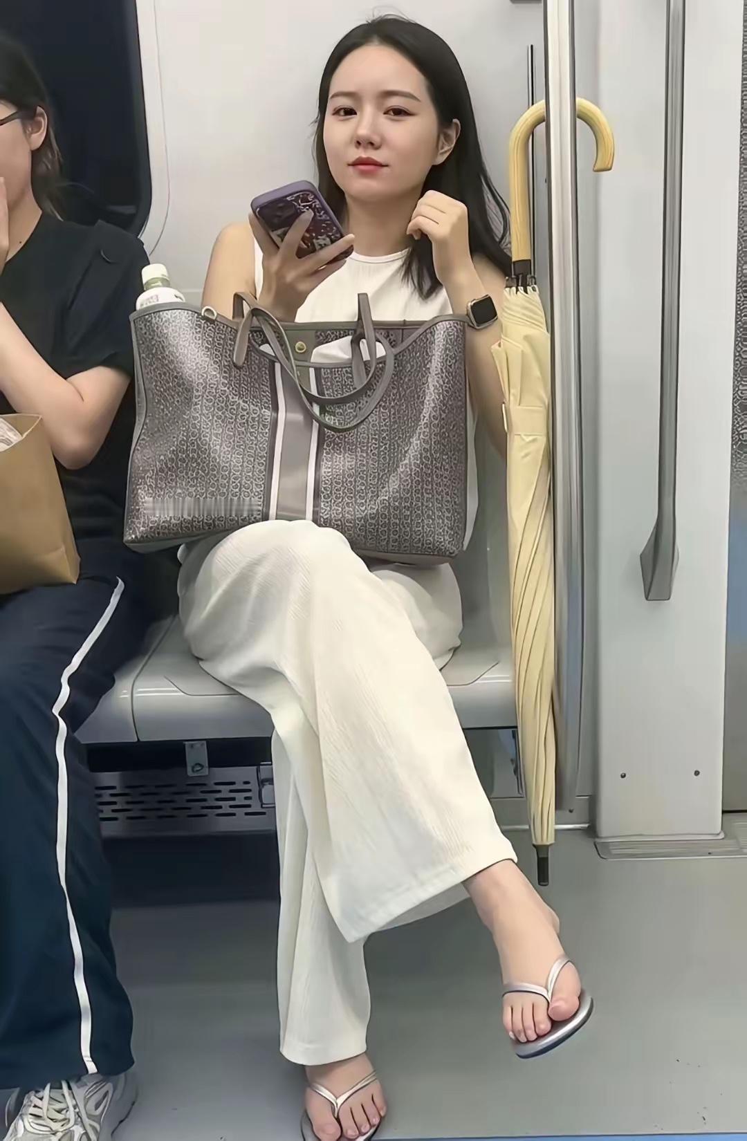 地铁：偶遇美女，做如下推断？
1，当天应该在下雨。🌧️
2，包是低端/高仿。